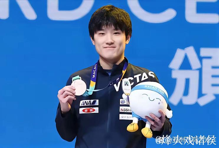 张本智和回日本！第一时间秀奖杯，笑得合不拢嘴，豪言明年拿世一