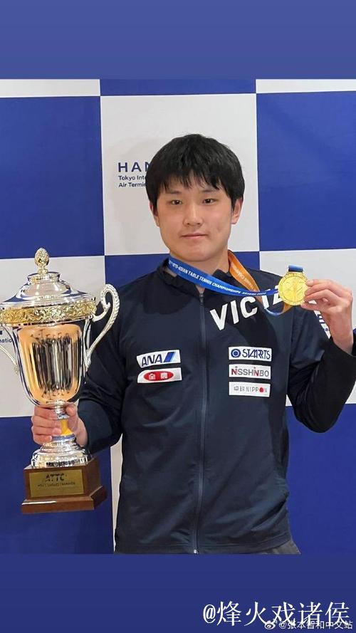 张本智和回日本！第一时间秀奖杯，笑得合不拢嘴，豪言明年拿世一